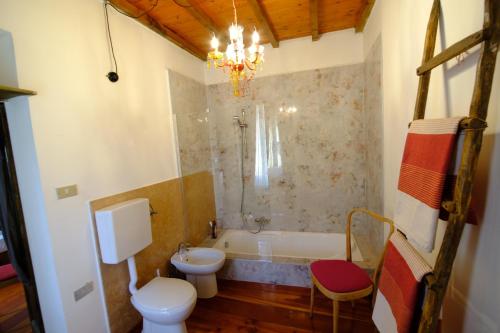 a bathroom with a tub and a toilet and a sink at La casa dei ciclisti in Ponti Sul Mincio