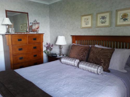 מיטה או מיטות בחדר ב-Hammond Bay Oceanside Guesthouse