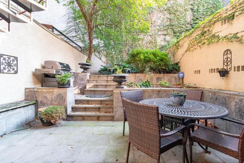 Zahrada ubytování Luxurious Gold Coast 4BR 4-Story Villa with Parking Sleeps 12 Guests