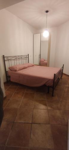1 dormitorio con 1 cama grande en una habitación en Vigna al Parco, en Alvito