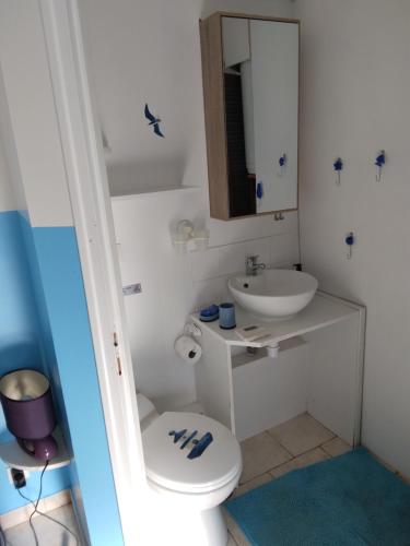 een badkamer met een wit toilet en een wastafel bij GITE ENTRE TERRE ET MER in Mareuil-sur-Lay