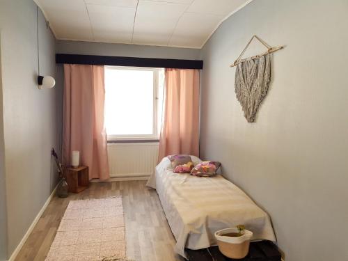 - une petite chambre avec un lit et une fenêtre dans l'établissement Inha holiday house, à Ähtäri