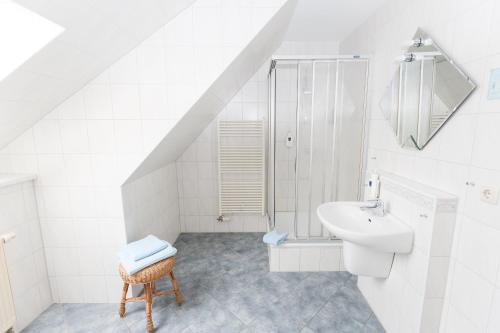 Koupelna v ubytování Hotel Garni Am Deich
