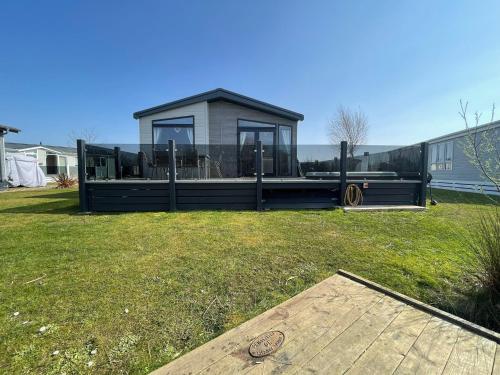 Κήπος έξω από το Indulgence Lakeside Lodge i3 with hot tub, private fishing peg situated at Tattershall Lakes Country Park