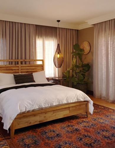 プレトリアにあるCasa Basilio Studioのベッドルーム1室(大型木製ベッド1台付)
