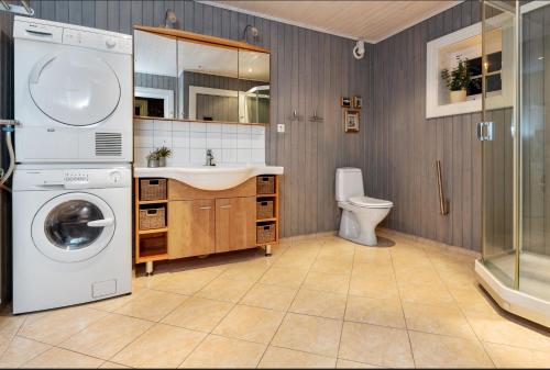 Bilik mandi di Skeikampen cabin with mountain view, jacuzzi, and 8 bedrooms