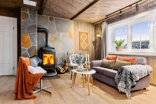 Imagen de la galería de Skeikampen cabin with mountain view, jacuzzi, and 8 bedrooms, en Olstad