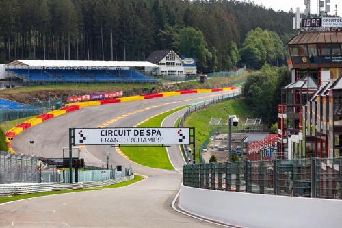 a race track with a train on a road at Paddock Lodge - Suites Wellness & Chambres d'hôtes in Stoumont