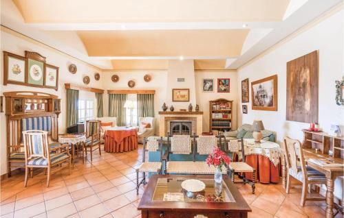 Χώρος καθιστικού στο Stunning Home In Constantina