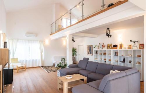 salon z kanapą i stołem w obiekcie Three-Bedroom Apartment In Lumbarda w mieście Lumbarda