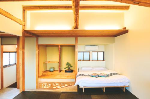 a bedroom with a bed in a room at オーシャンビュー 加美屋リゾート 江ノ島,江ノ島の島内,仲見世通りから3分,海と日の出を臨む貸切の和モダン別荘 in Fujisawa