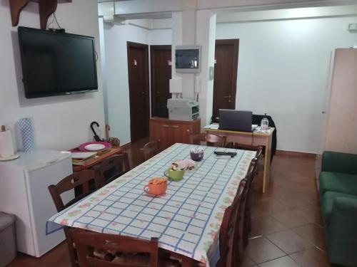 un salon avec une table et une télévision dans l'établissement A Casa Di Luca, à Diamante