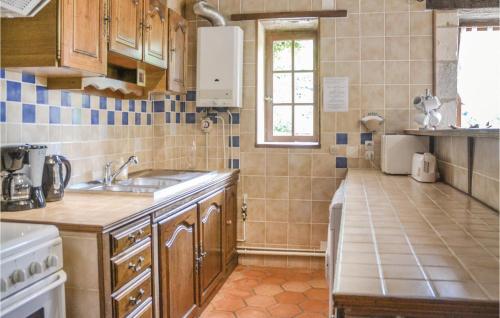 une petite cuisine avec un évier et une cuisinière dans l'établissement Murier, à Assay