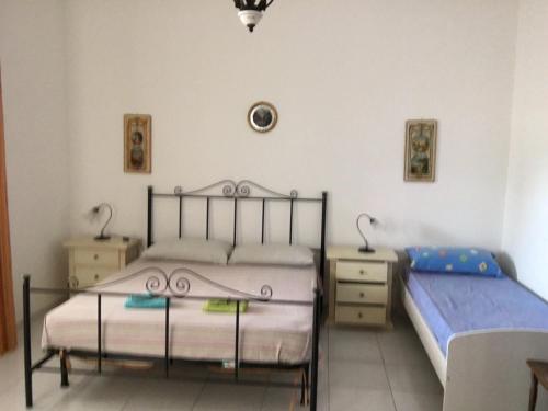 Un dormitorio con dos camas y dos mesitas de noche. en Punta Prosciutto Bed To Rent 2, en Punta Prosciutto