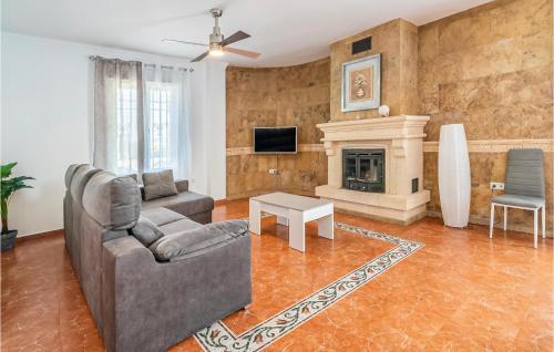 un salon avec un canapé et une cheminée dans l'établissement Nice Home In Córdoba With Wifi, à El Rinconcillo
