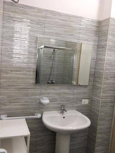 un baño con lavabo y espejo en Punta Prosciutto Bed To Rent 2, en Punta Prosciutto