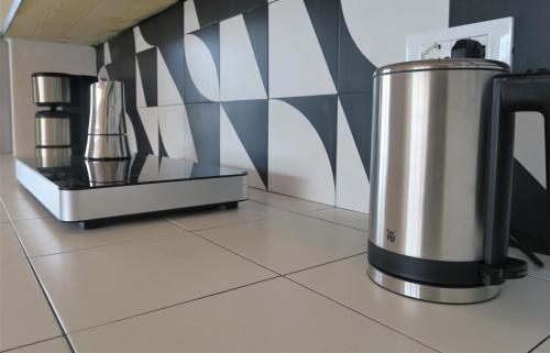 eine Kaffeemaschine auf der Theke in einer Küche in der Unterkunft Villa Arianna - Suite Arianna in Tignale