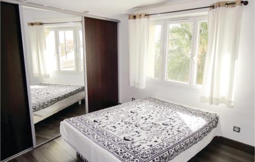 Ένα ή περισσότερα κρεβάτια σε δωμάτιο στο 2 Bedroom Awesome Apartment In Sauvian