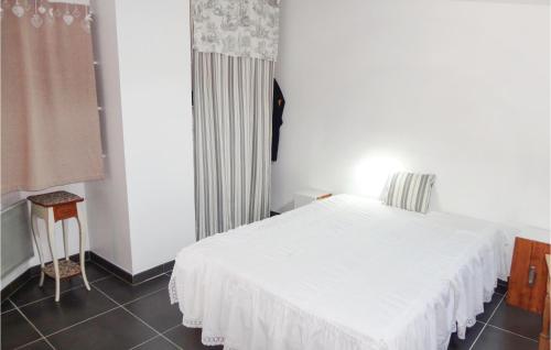 Ένα ή περισσότερα κρεβάτια σε δωμάτιο στο 2 Bedroom Awesome Apartment In Sauvian