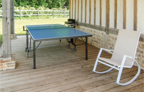 - une table de ping-pong et une chaise blanche sur une terrasse dans l'établissement Stunning Home In Hattenville With Wifi, à Hattenville