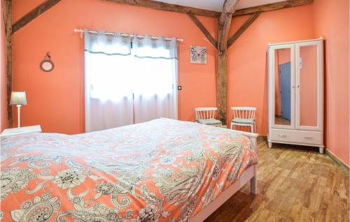 1 dormitorio con paredes de color naranja, 1 cama y ventana en Stunning Home In Hattenville With Wifi en Hattenville