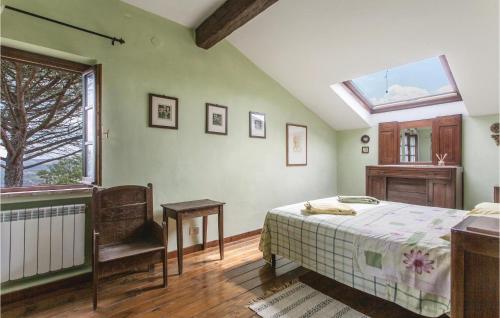 een slaapkamer met een bed, een raam en een stoel bij Casa Orvieto in Castel Viscardo