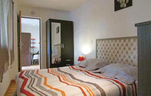 バスティアにあるAmazing Apartment In Bastia With 1 Bedrooms And Wifiのベッドルーム1室(ストライプ掛け布団付きのベッド1台付)