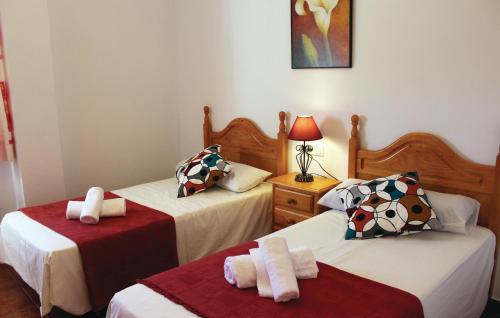 2 bedden in een hotelkamer met handdoeken bij 4 Bedroom Nice Home In rchez in Árchez