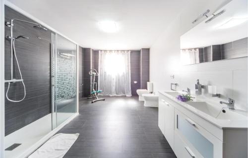 リリアにある4 Bedroom Beautiful Home In Llriaのバスルーム(シャワー、洗面台、トイレ付)