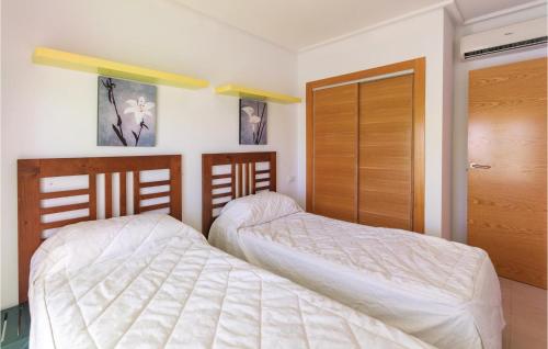 Ένα ή περισσότερα κρεβάτια σε δωμάτιο στο 2 Bedroom Gorgeous Apartment In Sucina