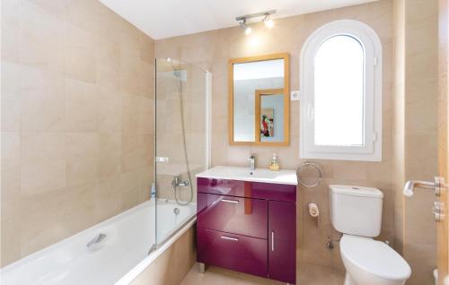 Ένα μπάνιο στο 2 Bedroom Gorgeous Apartment In Sucina