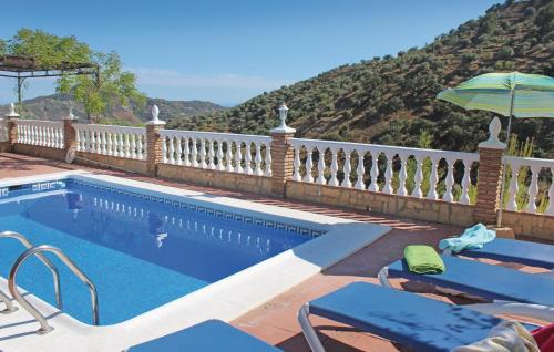 Bazén v ubytování 4 Bedroom Amazing Home In Corumbela nebo v jeho okolí