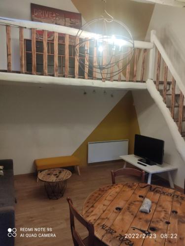 Cette chambre dispose d'une table et d'un bureau avec un ordinateur portable. dans l'établissement Petite maison de caractère 4 ou personnes, à La Turballe