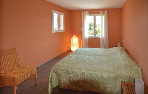モントルーにあるNice Home In Montauroux With 4 Bedrooms, Wifi And Private Swimming Poolのベッドルーム1室(ベッド1台、椅子、窓付)