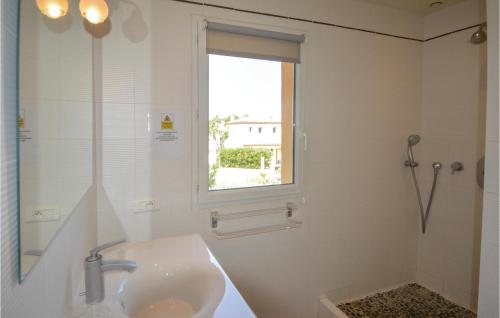 モントルーにあるNice Home In Montauroux With 4 Bedrooms, Wifi And Private Swimming Poolの白いバスルーム(シンク、窓付)