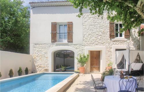 a villa with a swimming pool in front of a house at Amazing Home In Vedène in Vedène