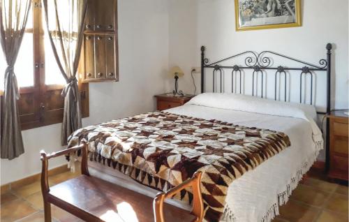 1 dormitorio con 1 cama, 1 silla y 1 ventana en 3 Bedroom Pet Friendly Home In Villanueva De La Conc,, en La Joya