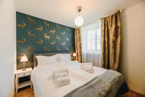 1 dormitorio con 1 cama grande y pared verde en Renoviertes Apartment mit Terrasse an der Piste mit kostenlosen WiFi, en Carezza al Lago