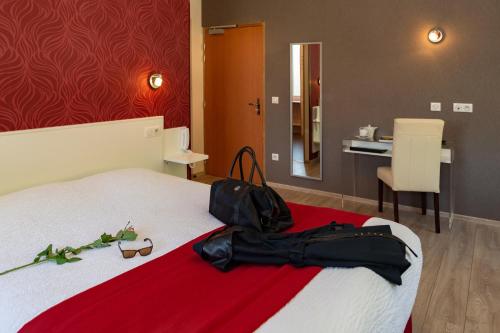 Un ou plusieurs lits dans un hébergement de l'établissement Logis Hotel Des Vosges