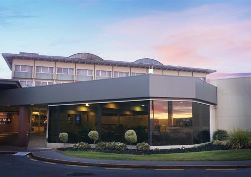 un gran edificio con muchas ventanas en Sudima Hotel Lake Rotorua, en Rotorua