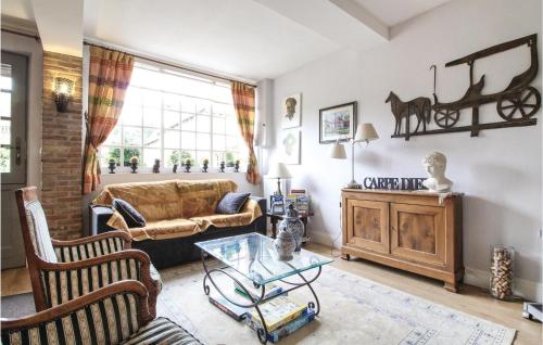 un salon avec un canapé et une table dans l'établissement Gorgeous Home In Les Damps With Wifi, à Les Damps