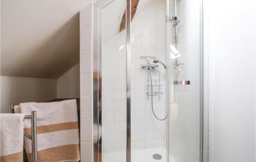 Bathroom sa Awesome Home In Les Damps With 2 Bedrooms And Wifi