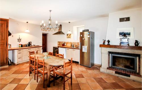 - une cuisine avec une table et une cheminée dans l'établissement Awesome Home In Flaviac With Wifi, à Flaviac