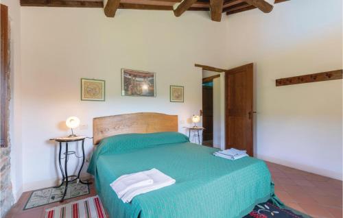 ein Schlafzimmer mit einem grünen Bett mit zwei Handtüchern darauf in der Unterkunft La Spizzica 4 in Baccano