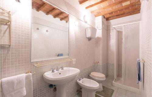 BaccanoにあるLa Spizzica 4の白いバスルーム(洗面台、トイレ付)