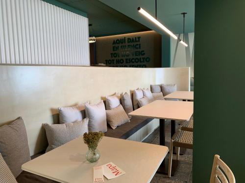 CIM HOTEL BOUTIQUE في بويغثيرد: صف من الطاولات والكراسي في المطعم