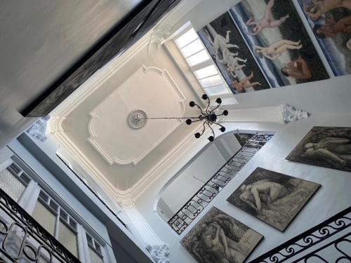 une chambre avec une horloge sur un mur avec des photos dans l'établissement Maison d'Art, à Quillan