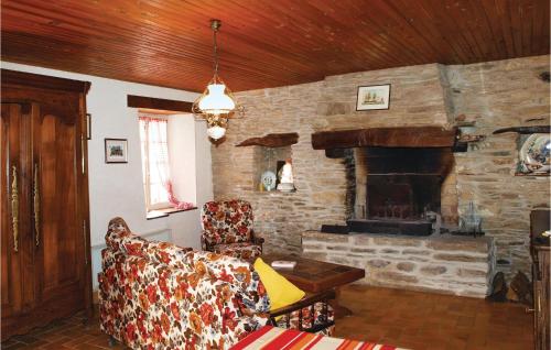 - un salon avec un canapé et une cheminée en pierre dans l'établissement 2 Bedroom Awesome Home In Garlan, à Kertanguy
