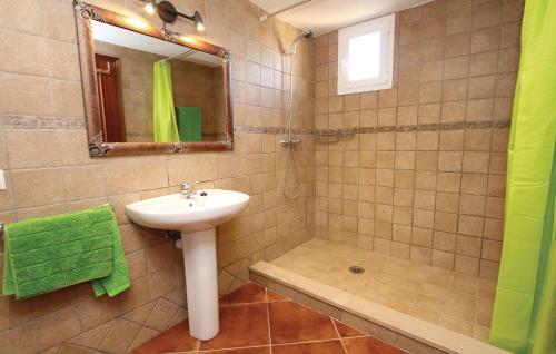 Ένα μπάνιο στο Gorgeous Home In Muro With Kitchen