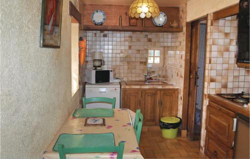 una pequeña cocina con mesa y sillas. en 2 Bedroom Awesome Home In Garlan, en Kertanguy
